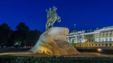 Gündüzden Geceye Hiperlapa: Büyük Anıt Peter (Bronz Atlı) Senato Meydanı, St. Petersburg, Rusya. Yaz Gecelerinde yürüyen turistler