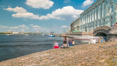 Hermitage Köprüsü 'nde ve Neva Nehri Merdivenleri' nde Kış Kanalı Arkaplanındaki Turist Teknesi 'nde insanlar. St. Petersburg, Rusya