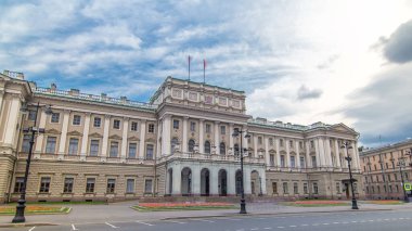 Saint Petersburg Yasama Meclisi: Iconic Mariinsky Sarayı 'nın Hiperlapse Zamanlaması, Tarihi Konut Binası Hükümet Faaliyetleri, Bulutlu Fırtınalı Gökyüzü, Öncü Yağmur, Petersburg, Rusya