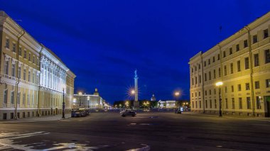 Palace Square 'den Night Timelapse Hyperlapse ve St. Petersburg, Rusya' dan Alexander Column. Moyka Nehri Rıhtımı 'ndan Muhteşem Manzara