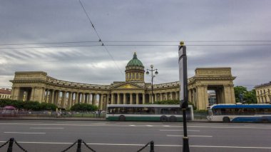 Saint Petersburg 'daki Kazan Katedrali' nin (Kazanskiy Kafedralniy Sobor) güzelliğini, bulutlu bir gökyüzüne karşı hazırlanan bu hızlandırılmış zaman dilimi boyunca tecrübe edin. Nevskiy Bulvarı 'ndan trafiğe yakalanmış.