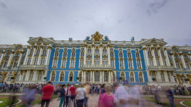 Tsarskoye Selo 'da (Puşkin) yer alan ve Rusya' nın St. Petersburg kentinin 25 km güneydoğusunda yer alan bir Rokoko başyapıtı olan Catherine Palace 'a giden yolu yakalıyor.