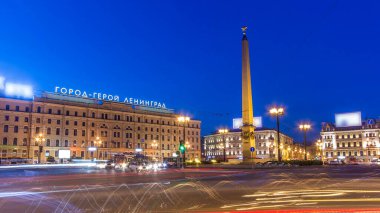 Vosstaniya İsyan Meydanı Gece Zamanlaması ve Görkemli Obelisk Kahraman Şehri Leningrad, Moskova Tren İstasyonu ve Hızlı Şehir Trafiği ile Rusya 'nın Vibrant St. Petersburg kentinde