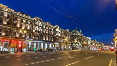 Nevsky Prospekt Bulvarı 'ndaki gece trafiği St. Petersburg Timelapse' da. Dinamik Hareket ve Yoğun Yol Sahnesi. Aydınlatılmış tarihi binalar