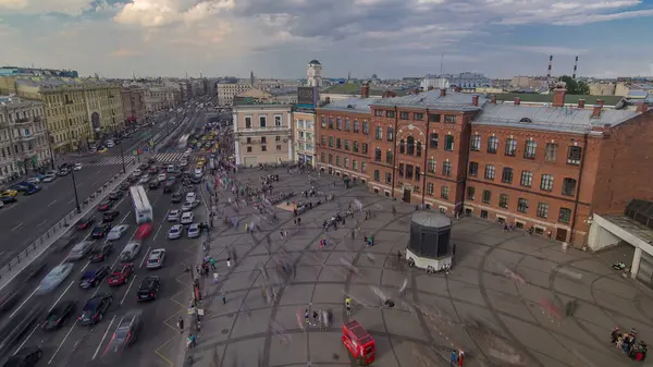 Zaman çizelgesi, Rusya 'nın Saint-Petersburg kentindeki trafik ve Moskovsky tren istasyonunun yer aldığı Ligovsky Prospekt' in çatısındaki panoramik görüntüyü yakaladı.