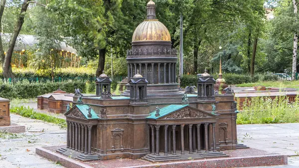 Alexander Park 'taki Büyüleyici Minyatür Şehir: St. Isaac Katedrali' nin Lush Yeşilliği 'nin Ortasındaki Zaman Çizelgesi, St. Petersburg