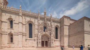 Mosteiro dos Jeronimos 'un giriş kapıları, Lizbon, Portekiz' in Belem bölgesinin zaman diliminde yer almaktadır. Manueline tarzı Portekizce geç dönem Gotik. Mavi gökyüzünde bulutlar