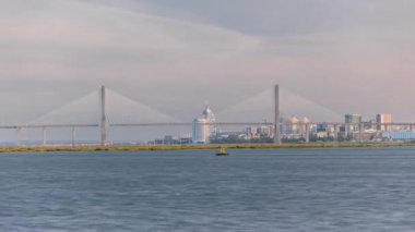 Lizbon 'da Tejo nehri üzerindeki Vasco da Gama Köprüsü üzerinde Milletler Parkı, modern mimari, Portekiz. Yeni açılan yürüyüş rotası Percurso Ribeirinho de Loures