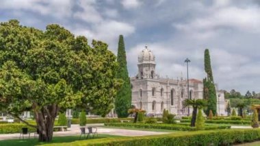 Mosteiro dos Jeronimos ve bahçede çimenliği olan yeşil ağaçlar, Lizbon, Portekiz 'in Belem bölgesinin zaman diliminde yer almaktadır. Manueline tarzı Portekizce geç dönem Gotik. Mavi gökyüzünde bulutlar