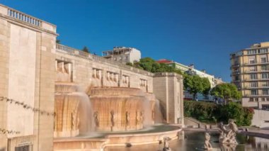 Fonte Luminosa çeşmesi zaman ayarlı hiperhız. Şehir merkezindeki Alameda halk parkı. Konut binaları. Lizbon 'un doğu kesimine düzenli su temini için inşa edildi. Portekiz.