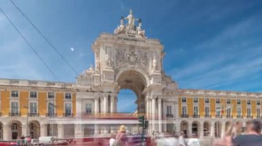 Rua Augusta Arco da Rua Augusta, Comercio Praca do 'da son sürat ilerliyor. Lizbon, Portekiz, Avrupa 'da süslemeleri ve eski turistik manzaralı tarihi taş anıt.