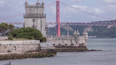 Torre de Belem ya da Belem Kulesi ve Tagus nehri üzerinde kırmızı sembolik 25 de Abril Köprüsü olan şehir manzarası. Lizbon, Portekiz 'de 25 Nisan Köprüsü' nde geçmişi olan Belem 'in Panorama' sı. Bulutlu gökyüzü