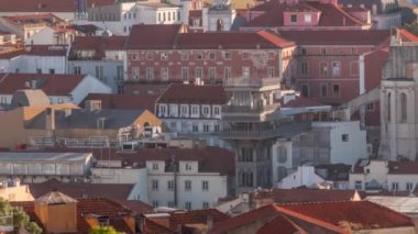 Santa Justa Asansör zaman çizelgesine sahip Baixa bölgesi ayrıca Carmo Asansörü ve renkli evler olarak da adlandırılır. Gün batımında Miradouro da Graca 'dan hava manzarası. Portekiz