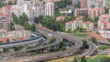 Kentsel yerleşim bölgesindeki çok katlı kavşak yolunun hava görüntüsü. Metro tren hattıyla kesişme ve üstgeçit. Lizbon, Portekiz 'deki Odivelas Bölgesi