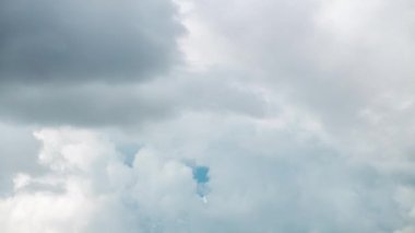 Fırtınalı havalarda kümülüs bulutlarının görüntüsünü kapat. Beyaz bulutlu mavi gökyüzü arkaplanı. Yaz gökyüzünde yağmurdan önce devasa kümülüs bulutu