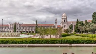 Empire Square hiperlapse Praca do Imperio in Portuguese, şehir meydanı ve Belem bölgesindeki Jeronimos Manastırı 'nın bitişiğindeki park. Göletli ve çeşmeli yeşil bahçe. Lizbon, Portekiz