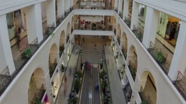 Modern bir alışveriş merkezinde, bir sürü mağazası var. Yukarıdan çok katlı bir alışveriş merkezi manzarası