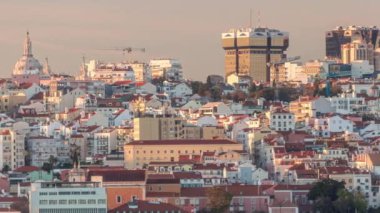 Amoreiras alışveriş merkezi kuleleriyle Lizbon 'un gökyüzü manzarası. Santos bölgesi yakınlarındaki tarihi binalar, rıhtım ve Tagus Nehri zaman çizelgesi gün batımında Almada 'nın güney sınırında. Lizbon, Portekiz