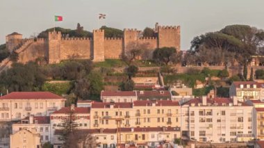 Castelo de Sao Jorge Belevedere Şatosu. Miradoura de Sao Pedro de Alcantara 'nın zaman çizelgesi. Lizbon 'a gün batımında tarihi evlerle bakmak. Portekiz