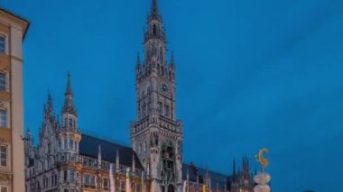 Marienplazt Eski Şehir Meydanı 'nda, New Town Hall' da günden geceye geçiş zamanı aşırı hız. Neues Rathaus ve Belediye Binası Saat Kulesi Glockenspiel. Münih silueti, şehir merkezi manzarası. Bavyera, Almanya