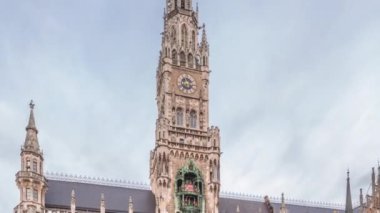 Marienplazt Eski Şehir Meydanı. Yeni Belediye Binası zaman aşımına uğradı. Neues Rathaus ve Belediye Binası Saat Kulesi Glockenspiel. Münih silueti, şehir merkezi gökyüzü bulutlu. Bavyera, Almanya