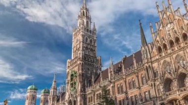 Marienplazt Eski Şehir Meydanı. Yeni Belediye Binası zaman ayarlı. Neues Rathaus ve Belediye Binası Saat Kulesi Glockenspiel. Münih ufuk çizgisi, şehir merkezi mavi gökyüzünde bulutlar. Bavyera, Almanya