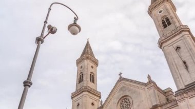 Katolik Kilisesi ve St. Louis Üniversitesi Kilisesi, Münih 'te Ludwigskirche Timelapse olarak adlandırılır. Neo-Romanesk tarzında anıtsal bir kilise. Sokak lambasıyla perspektife bakıyorum. Bulutlu gökyüzü