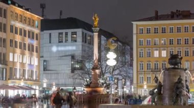 Balık Fıskiyesi, Fischbrunnen Marienplatz 'daki Yeni Belediye Binası' nın önündeki tarihi merkez meydanı, Almanya 'nın Münih kentinde akşam saatlerinde aydınlatıldı.