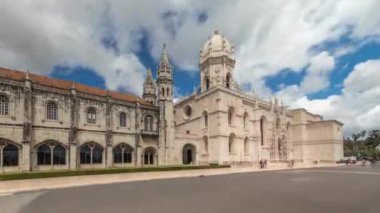 Mosteiro dos Jeronimos, Lizbon, Portekiz 'in Belem bölgesinde bulunan hiperhızlandırılmış zaman dilimi. Manueline tarzı Portekizce geç dönem Gotik. Mavi gökyüzünde bulutlar