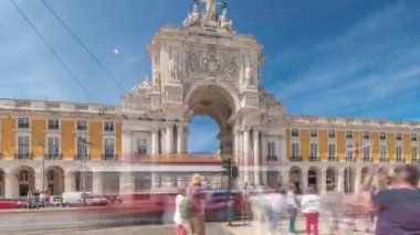 Rua Augusta Arco da Rua Augusta, Comercio Praca do 'da son sürat ilerliyor. Lizbon, Portekiz, Avrupa 'da süslemeleri ve eski turistik manzaralı tarihi taş anıt.