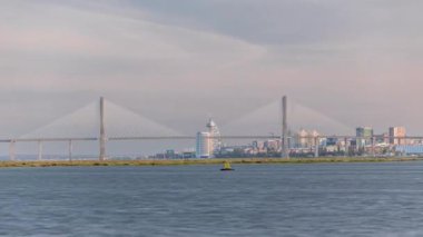 Lizbon 'da Tejo nehri üzerindeki Vasco da Gama Köprüsü üzerinde Milletler Parkı, modern mimari, Portekiz. Yeni açılan yürüyüş rotası Percurso Ribeirinho de Loures