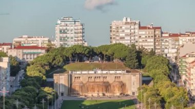 Fonte Luminosa çeşmesi havadan zaman ayarlı. Şehir merkezindeki Alameda halk parkı. Konut binaları. Lizbon 'un doğu kesimine düzenli su temini için inşa edildi. Portekiz.