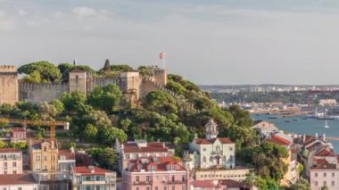 Portekiz 'in başkenti Lizbon' a tepeden bakan Castelo de Sao Jorge ya da St. Georges Kalesi 'nin hava zaman çizelgesi. Gün batımından önce Miradouro da Senhora do Monte 'ye bakın.