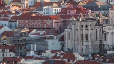 Santa Justa Lift zaman çizelgesine sahip Baixa bölgesi Carmo Lift ve Convento da Ordem do Carmo tarihi kilisesi olarak da bilinir. Gün batımında Miradouro da Senhora do Monte 'den hava manzarası. Portekiz
