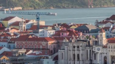 25 Nisan Köprüsü olan Baixa Bölgesi, Santa Justa Asansör Zaman Çizelgesi ve Carmo Tarihi Kilisesi Sözleşmesi. Gün batımında Miradouro da Senhora do Monte 'den hava manzarası. Portekiz