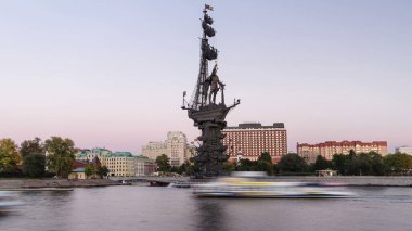 Rusya İmparatoru Büyük Peter 'ın deniz kıyısındaki anıtının panoramik manzarası. Zaman atlaması gece gündüz geçişi, Moskova, Rusya