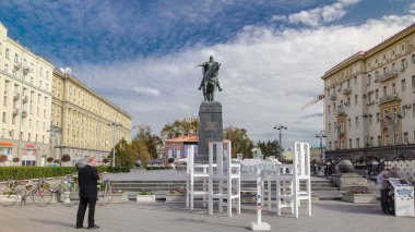 Moskova 'nın kurucusu Yuri Dolgoruky anıtı ve Tverskaya Caddesi' ndeki dekorasyon. Moskova ve Rusya 'da zaman aşırı hızlanıyor