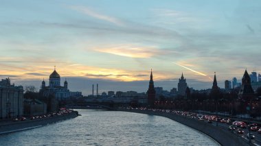 Kış Gününden Geceye Hiperlapse: Moskva Nehri boyunca Moskova Kremlin ve Moskva Şehri İş Merkezi Manzarası Büyüleyici Topluluğu. Gün ışığının geceye dönüşmesine tanık olun.