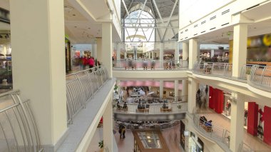 Çok katlı mağazalarda ya da alışveriş merkezlerinde çok katlı mağazalar var. Yukarıdan hava görünümü