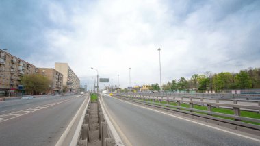 Şehir ulaşımı. Şehir yollarında trafik yoğun. Yol kenarındaki trafik sıkışıklığı, büyük bir şehirde ulaşım hareketi. Otobanda trafiğin kesiştiği modern metropol..