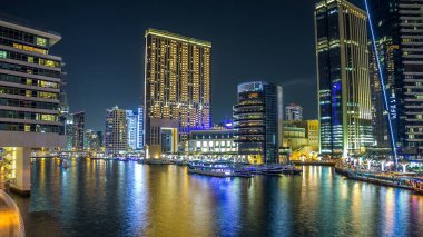 Dubai Marina, yatları ve briç gecesi hiperhızlandırılmış restoranları olan modern kuleleri olan, Birleşik Arap Emirlikleri ile dolanıyor. Kafeler ve restoranlar