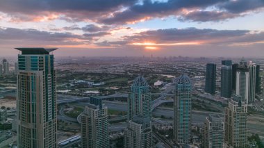 Dubai Marina 'da gündoğumu modern kuleleri ve yatı ile gökdelenden, Dubai' den, BAE zamanından, hava panoramik manzaralı gökyüzü bulutlu