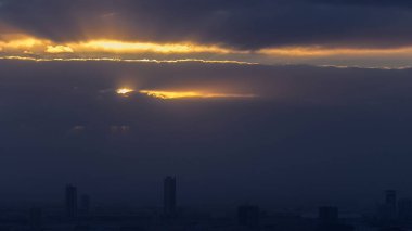 Dubai Marina 'da gün doğumunda gökdelenin tepesinden binalar, dağlar ve inşaat sahası, Dubai, BAE zaman çizelgesi bulutlar ve güneş ışınlarıyla yakın görüş