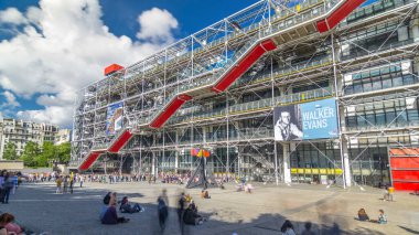 Georges Pompidou Merkezi 'nin ön cephesinde Paris, Fransa' da giriş zamanlarında aşırı hızlanma kuyruğunda. Georges Pompidou Merkezi modern sanatın en ünlü müzelerinden biridir.