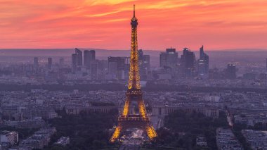 Paris Panoraması gece geçiş timelapse gün batımı gün sonra. Eyfel Kulesi manzara gözlem güverte montparnasse Paris - Fransa bina. Yaz günü, renkli gökyüzü
