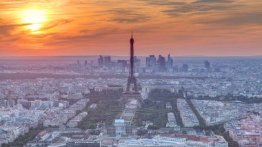 Gün batımında Paris Panoraması. Paris, Fransa 'daki Montparnasse binasının gözlem güvertesinden Eyfel kulesi manzarası. Yaz gününde renkli gökyüzü