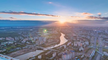 Moskova 'nın günbatımı panoramik zaman çizelgesinin hava üstü görüntüsü. Moskova 'nın iş merkezindeki gözlem platformundan şehir manzarası. Moskova nehri ve yaz günü yollarda trafik