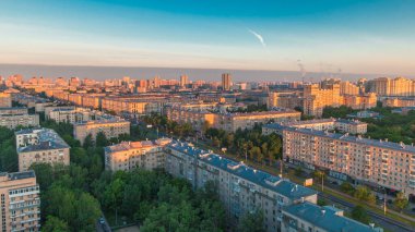 Moskova 'da şafak vakti sarı güneş altında. Taş ormanında hayat. Sabahın erken saatlerinde. Gölgeler evlere taşınıyor. Leninskiy Bulvarı 'nın çatısından Megalopolis hava panoramik manzarası.