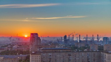 Leninskiy Bulvarı, Stalin gökdelenleri, Moskova 'da güneş doğarken tüten borular ve şehrin manzarası. Sabah sisi ve renkli gökyüzü. Çatıdan hava görüntüsü