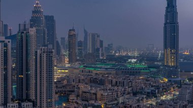 Dubai Şehir Merkezi 'nden gece gündüz geçiş zamanı. Büyük fütüristik şehir üzerinde hava manzarası. Dubai ve AVM 'nin gökdelenleri, Birleşik Arap Emirlikleri. Çatıdan sabah silueti